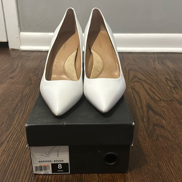 Banana Republic Shoes - White banana republic pumps